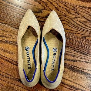 Rothy’s the Point in giraffe print size 8.5